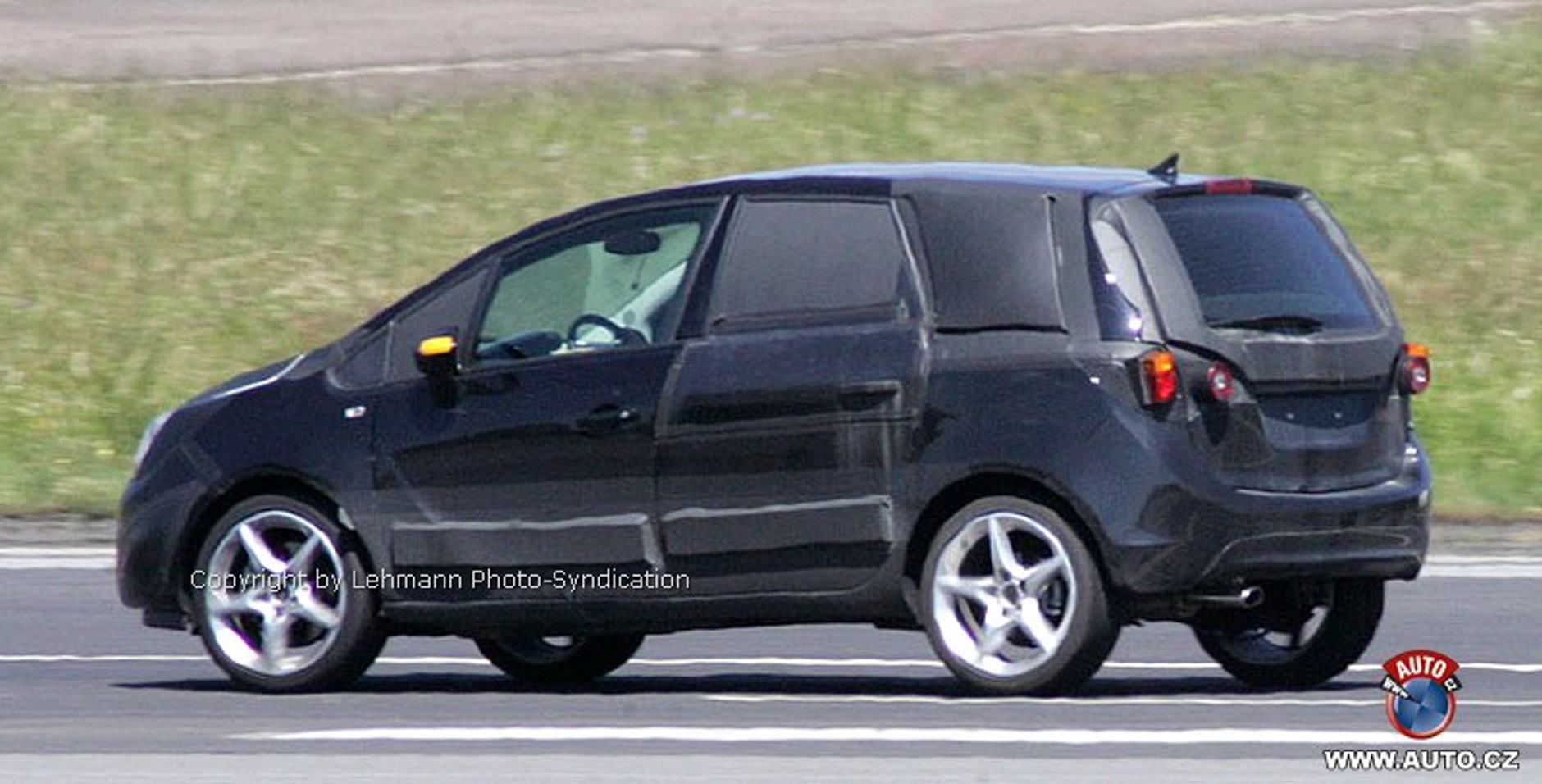 Zdjęcia szpiegowskie: Opel Meriva – kolejne zdjęcia małego MPV