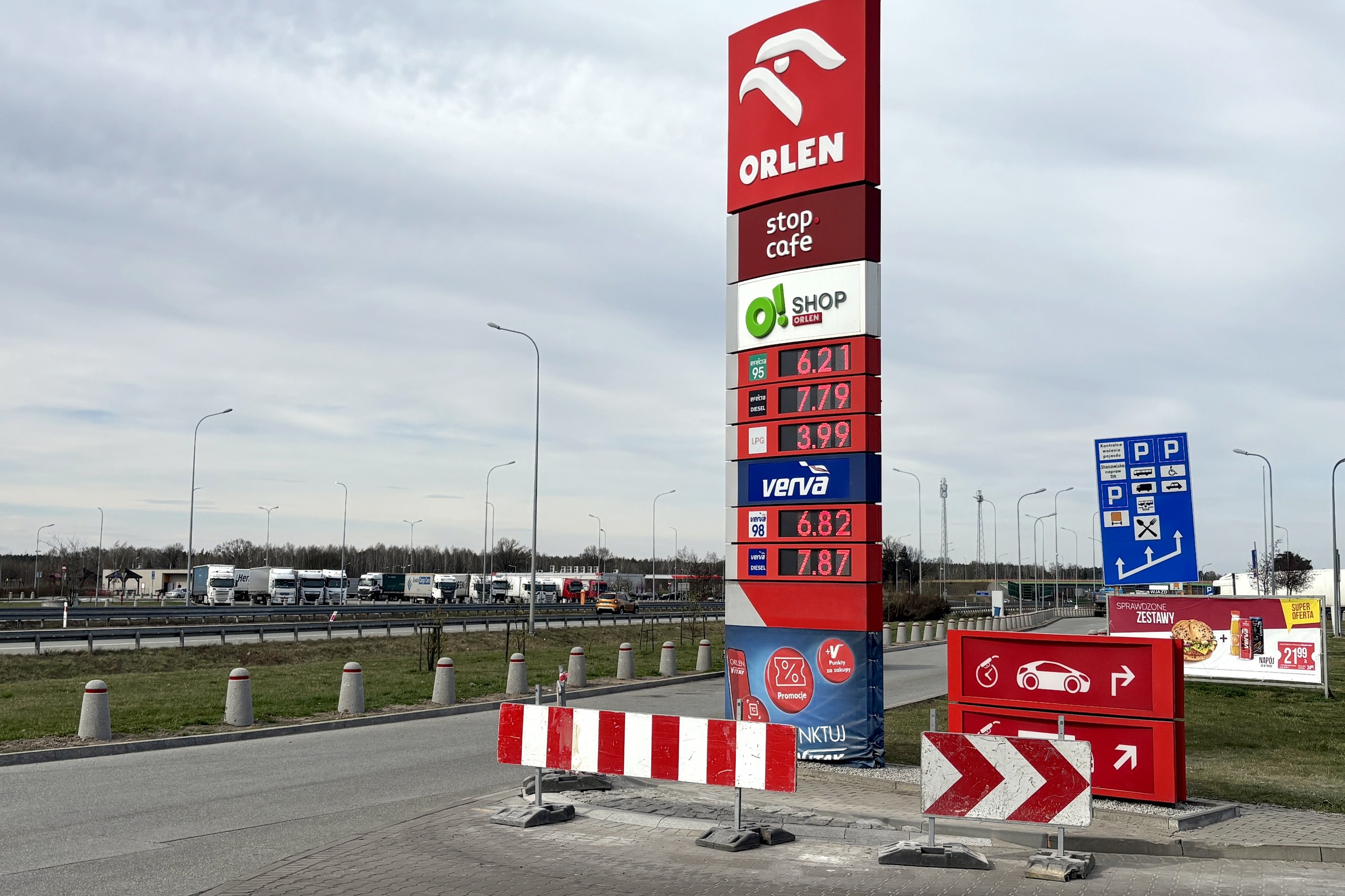 Stacje autostradowe zawsze były najdroższe. Kierowcy korzystają na nowych przepisach