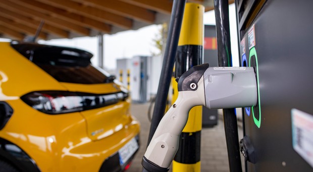 Niemcy: 40 proc. kierowców elektryków niezadowolonych z szybkiego ładowania. Użytkownicy Tesli mówią co innego