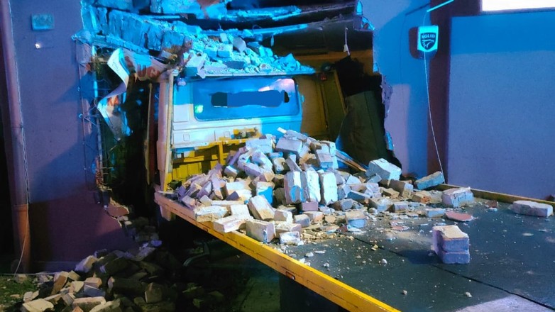 Kierowca przebił lawetą ścianę kamienicy w Toruniu. Ewakuowano 14 osób