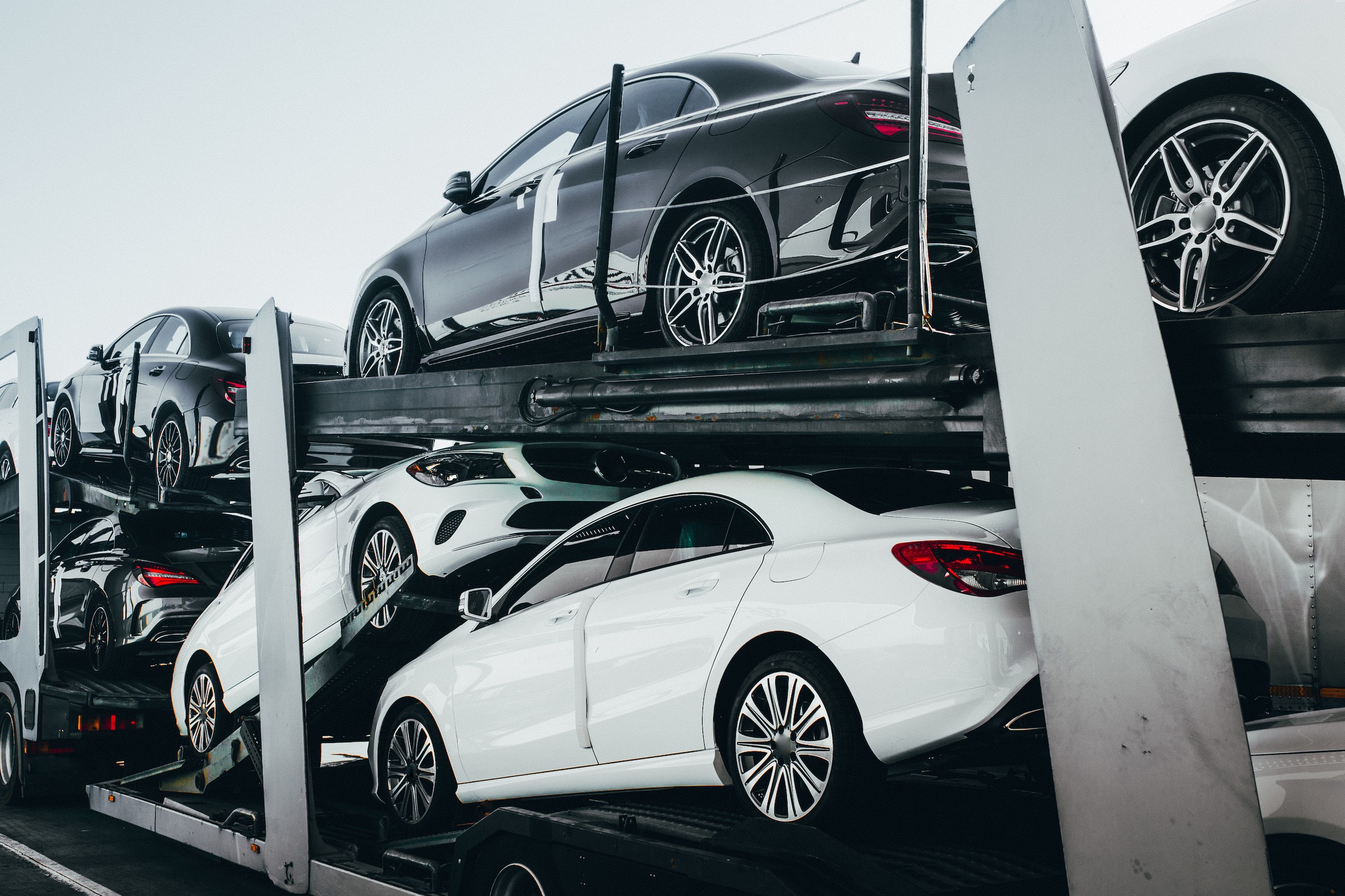 Ile tak naprawdę w Polsce jest samochodów? Odejmujemy martwe dusze