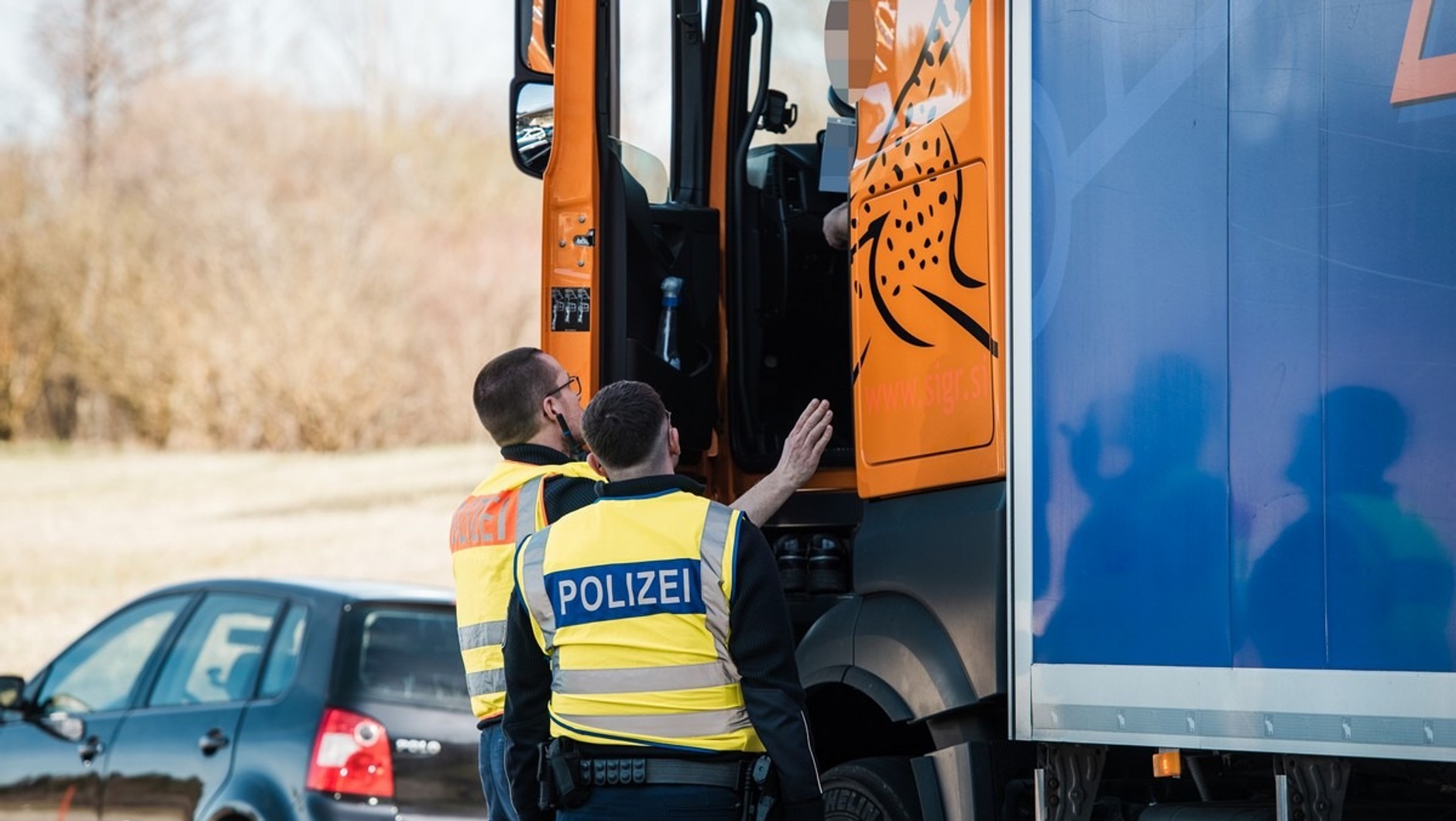 Kontrola ciężarówki przez niemiecką policję