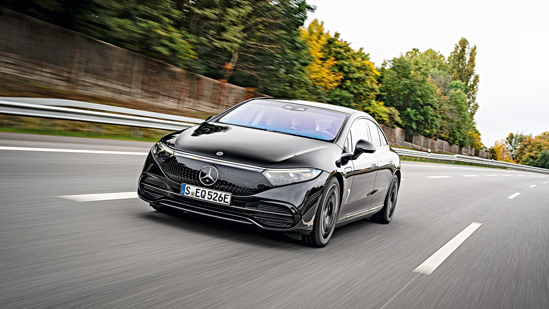 Gdy w 2017 r. Lucid po raz pierwszy pokazał Aira, elektryczne limuzyny były jeszcze rzadkością. Teraz amerykański start-up musi się mierzyć m.in. także z niemiecką konkurencją wśród marek z tradycjami. Mercedes EQS na nowej platformie aut elektrycznych ma prawie tę samą długość, jest jednak o 10 cm wyższy od Aira. Mimo to na tylnej kanapie Lucida jest więcej miejsca. EQS ma mniej mocy (do 761 KM), podobny zasięg (do 782 km), ładuje się wolniej (bo z mocą do 200 kW). Ma za to Hyperscreen. Cena: od 524 300 zł (za EQS 450+).