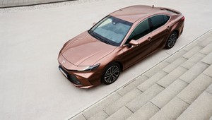 Nowa Toyota Camry nie miała jeszcze takiej ceny. Nie tylko ona