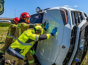 Urus jak Ursus. SUV Lamborghini wylądował na boku w polu kukurydzy