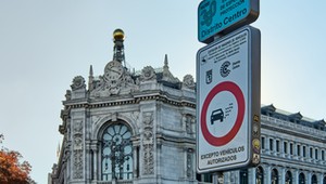 Podróżujesz za granicę samochodem? Uważaj na ten znak drogowy. Łatwo się pomylić