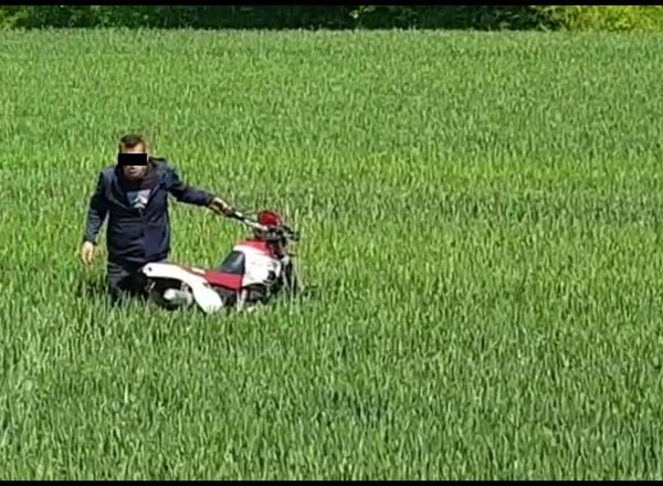 Motocyklista wjechał w osobówkę. "Zgubił" pasażera i uciekł w pole [WIDEO]