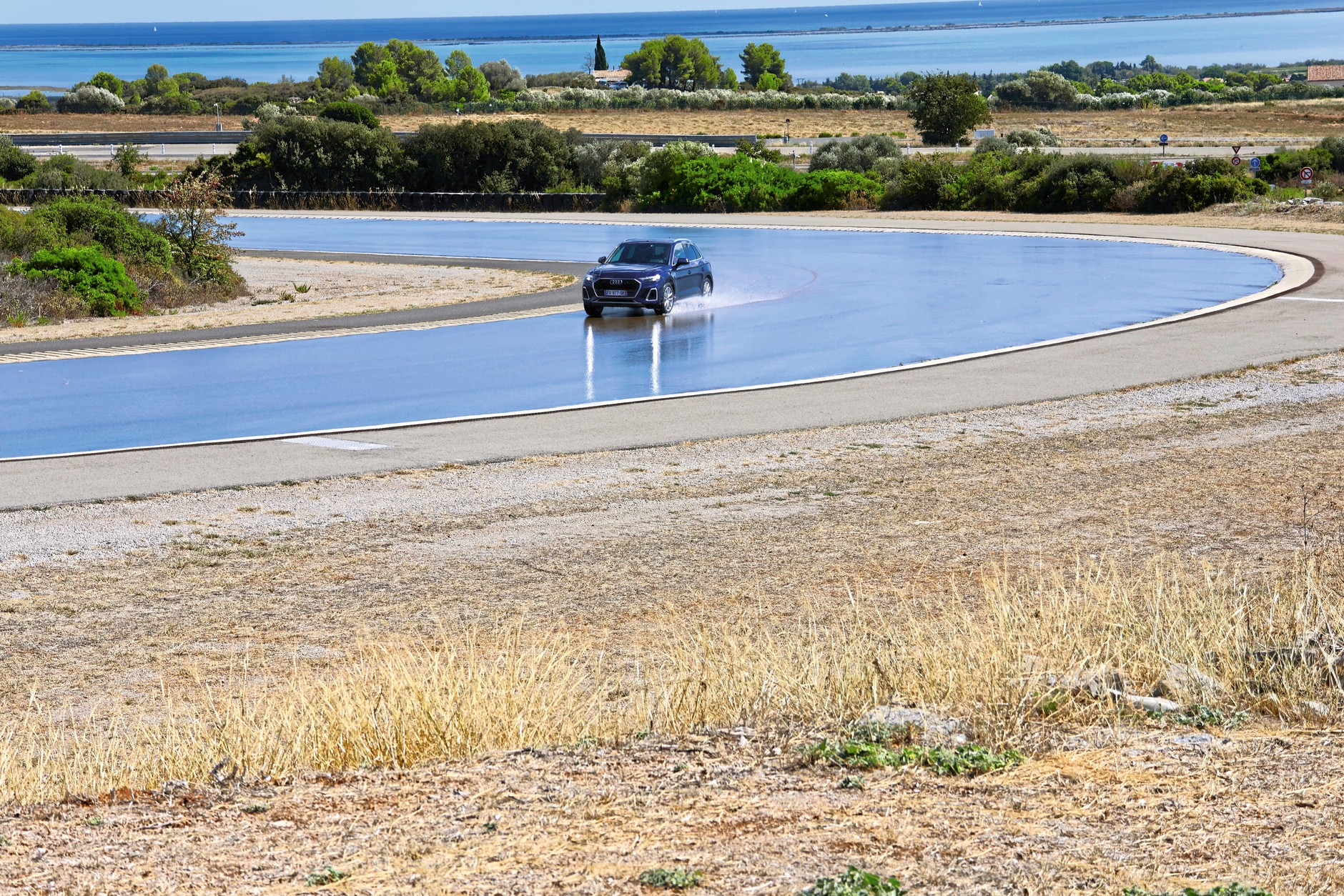 Test opon letnich do SUV-ów: badanie podatności na aquaplaning