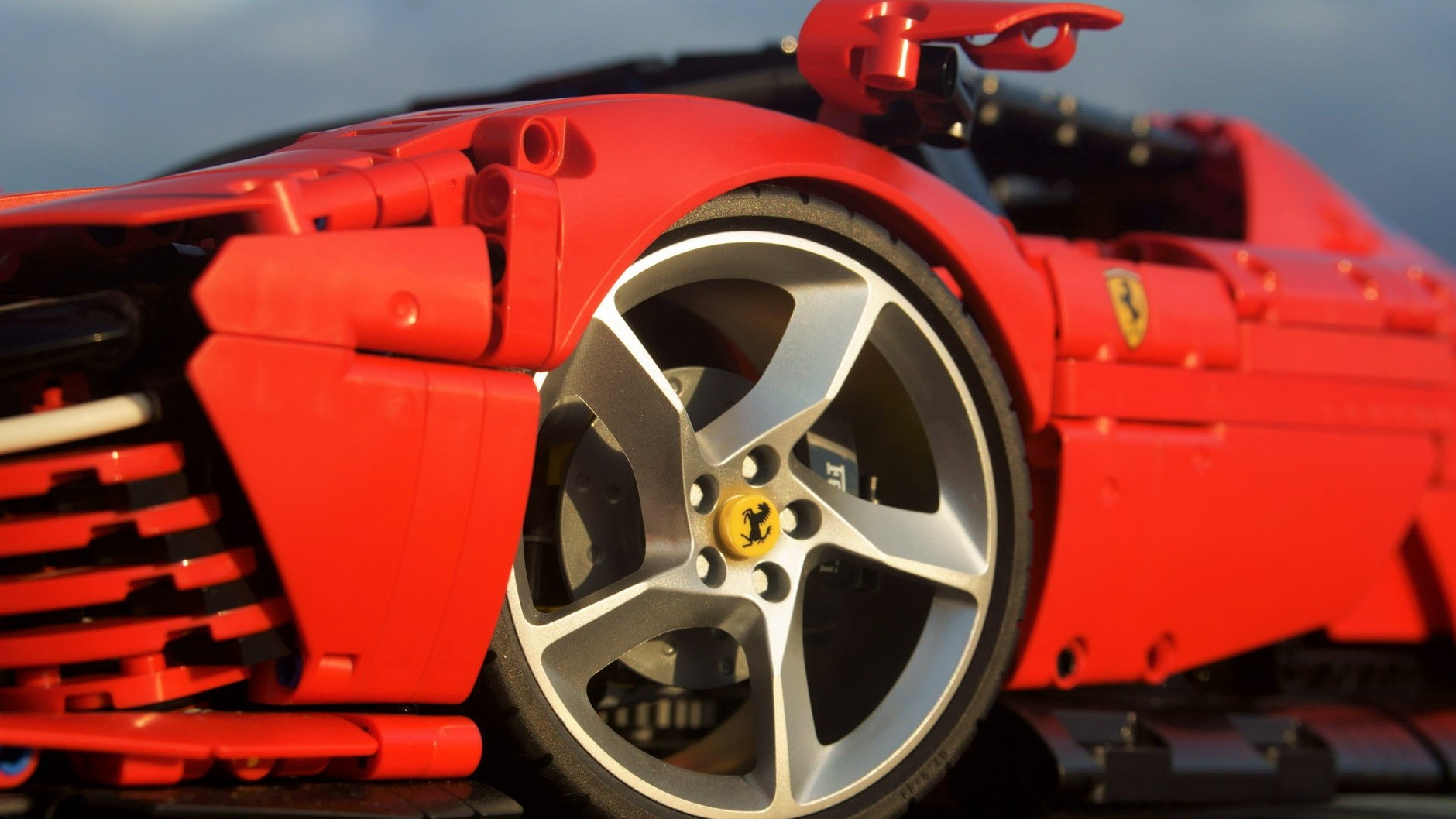 Ferrari Daytona SP3 w skali 1:8 z klocków LEGO