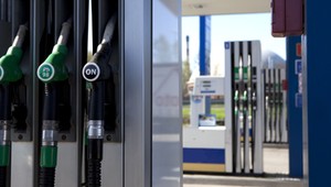 Ceny paliw powoli spadają, a powinny lecieć na łeb, na szyję