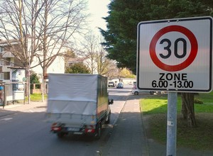 Samochody same ograniczą prędkość. Ruszyły testy nowego bata na kierowców