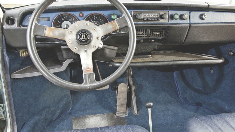 Pierwszy właściciel wyposażył swego VW 412 dodatkowo w: automatyczną skrzynię biegów, czworo drzwi, pakiet L, wtrysk paliwa D-Jetronic, radio czy grubsze dywaniki – jak na tamten czas istne szaleństwo. Zresztą nawet zamiast standardowej kierownicy w tym przypadku zastosowano sportową