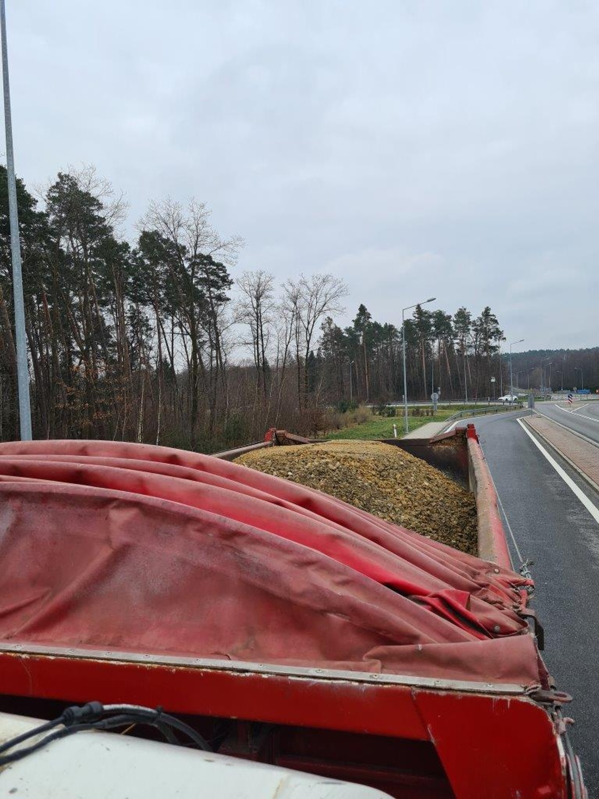 Przeciążył ciężarówkę. Z dokumentów wynikało, że ładował ją podczas jazdy