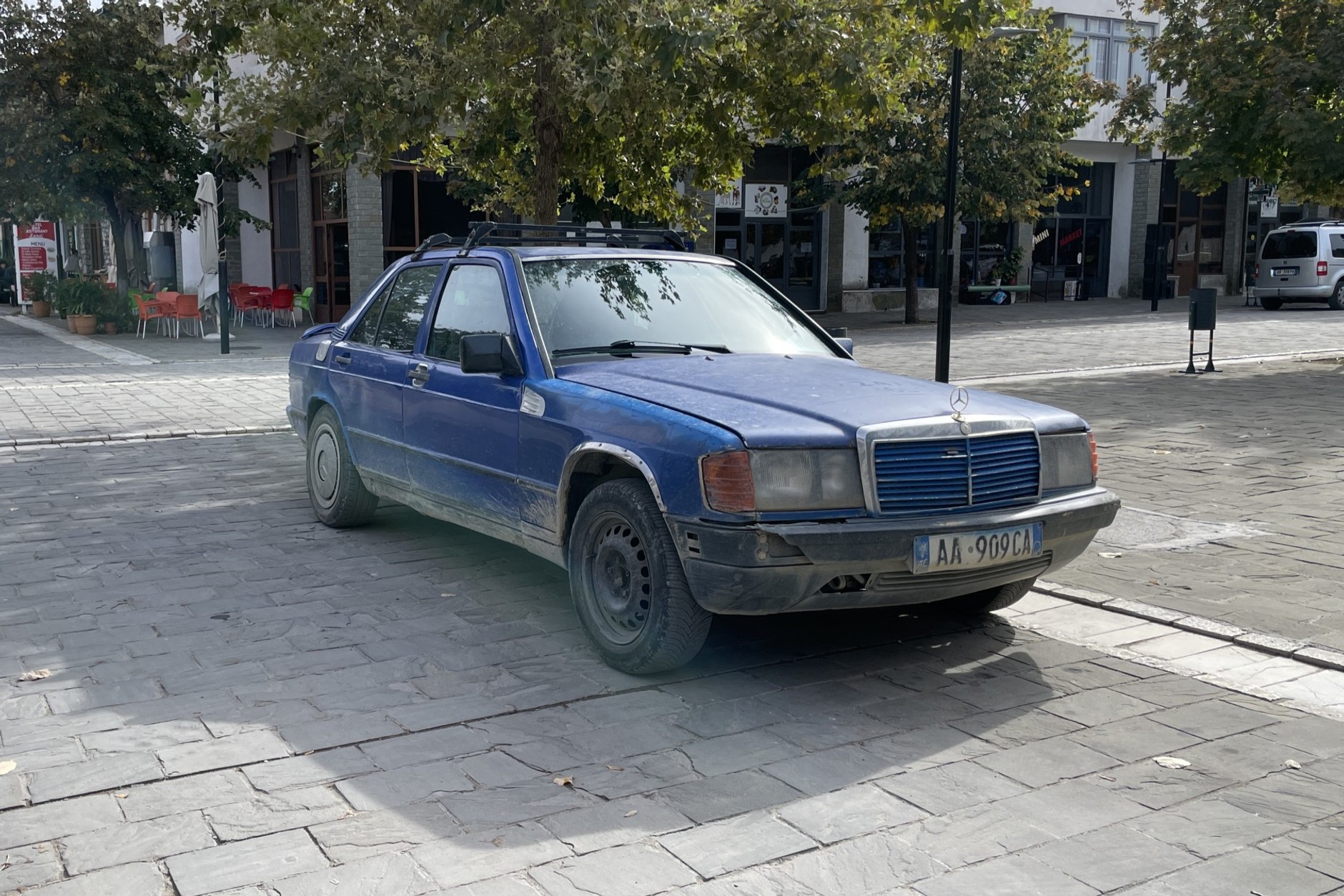 Zmęczony życiem "Baby Benz", czyli Mercedes 190 E (W201) w Albanii