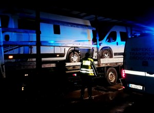 Inspektorzy zajrzeli na "pakę". Kampery miały uszkodzone stacyjki