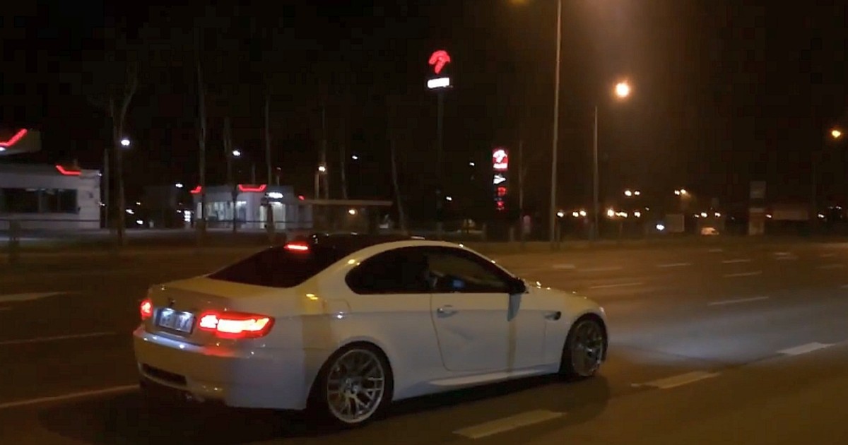 Frog w białym BMW M3