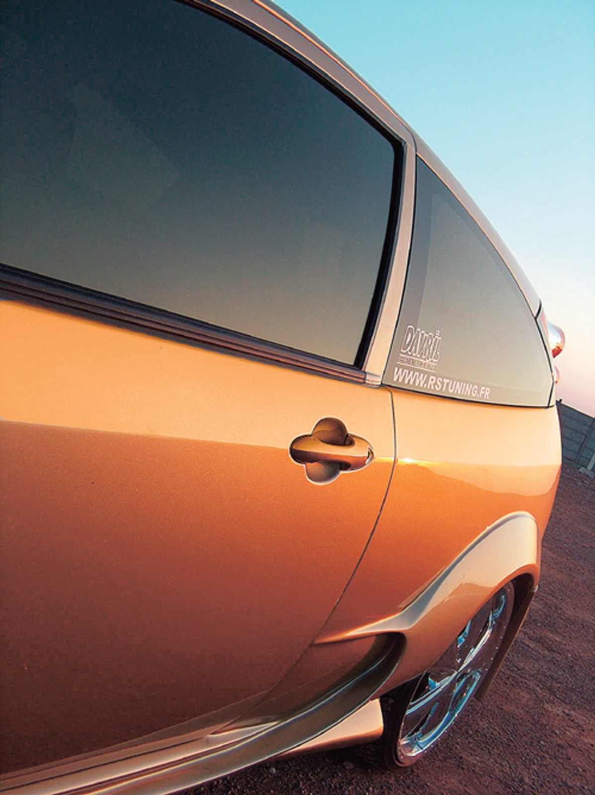 O ile chłodniej w aucie z folią?