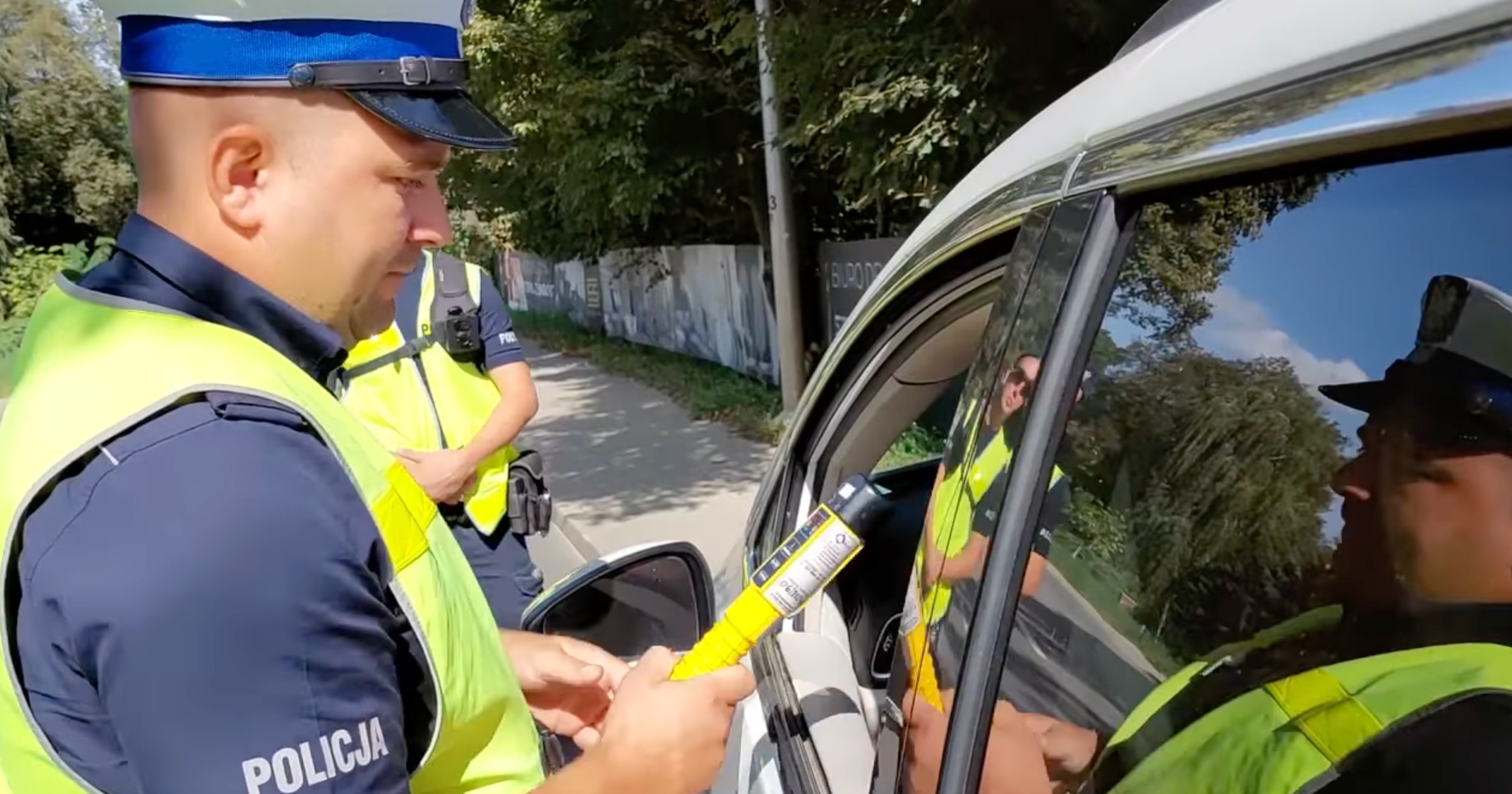 Policjanci lubelskiej drogówki podczas kontroli trzeźwości kierowców