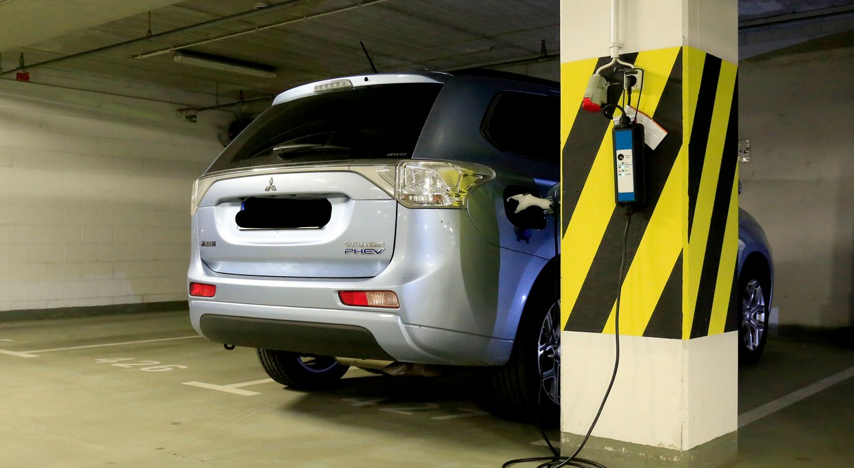 Ładujesz auto ze wspólnego gniazdka w garażu? Zarządy wspólnot reagują
