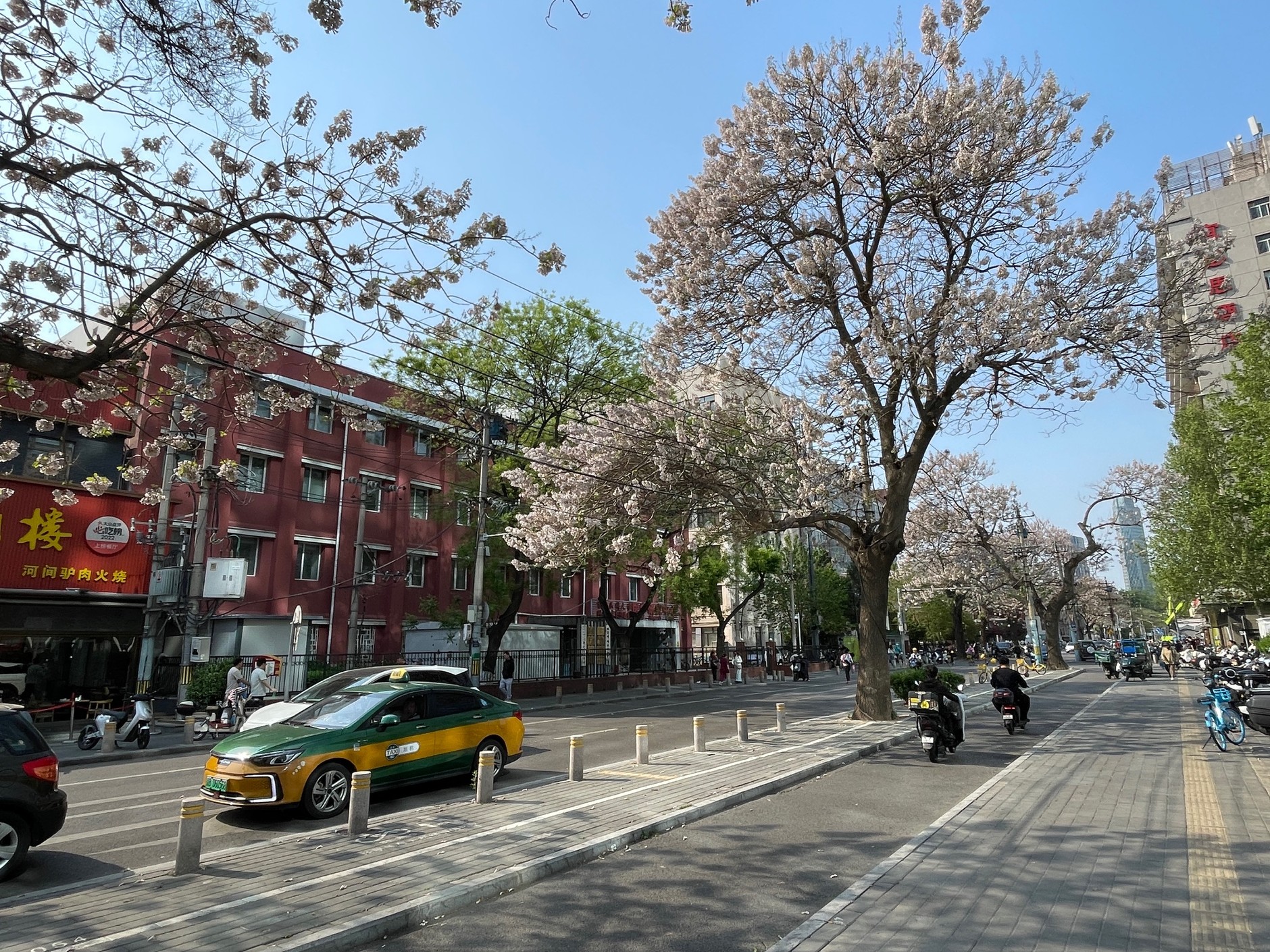 Beijing EU5 w ruchu ulicznym w Pekinie