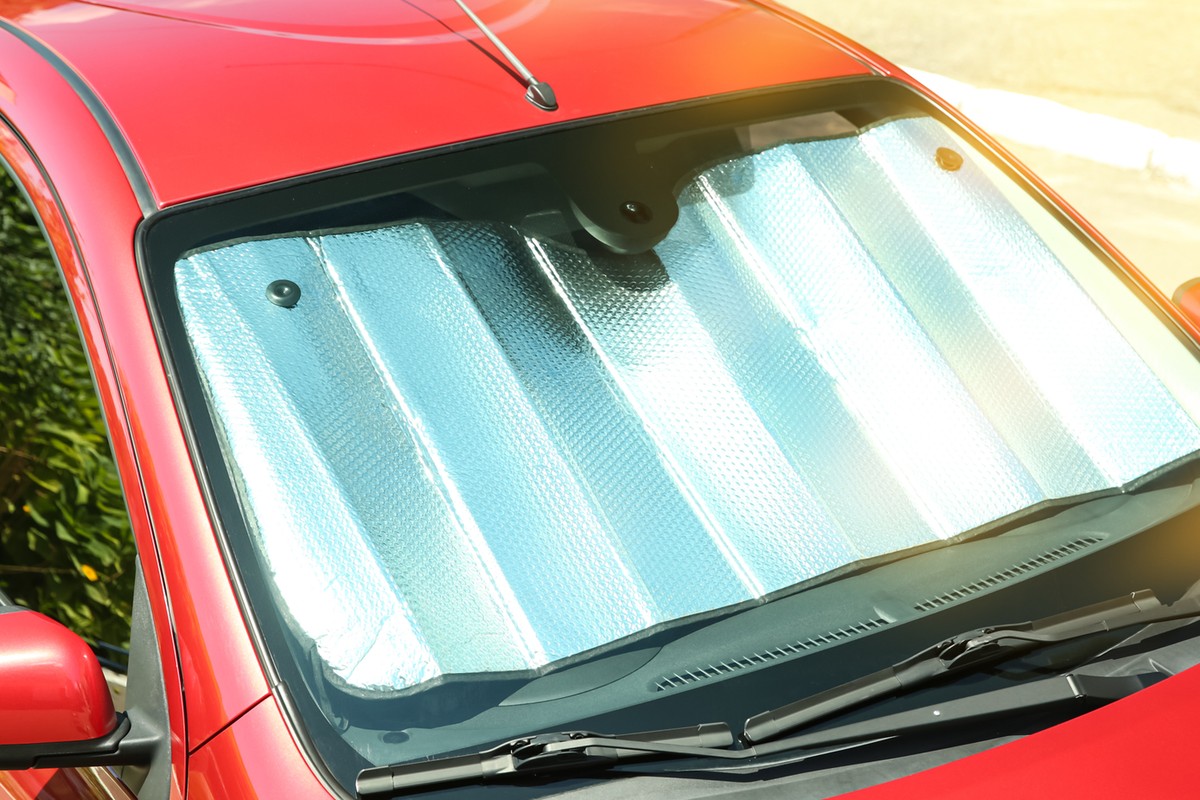 Folia przeciwsłoneczna, biały ręcznik czy coś innego? Tak ograniczysz nagrzewanie się auta