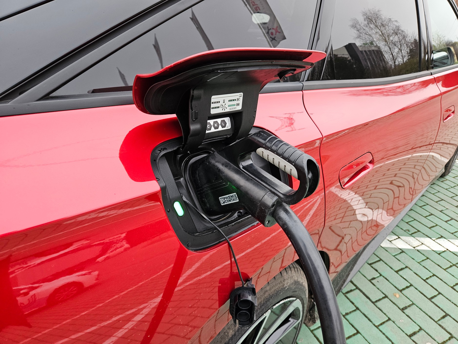 Ładowanie auta elektrycznego
