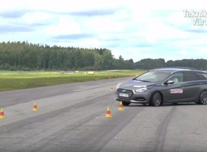 Hyundai i40 pokonany przez łosia
