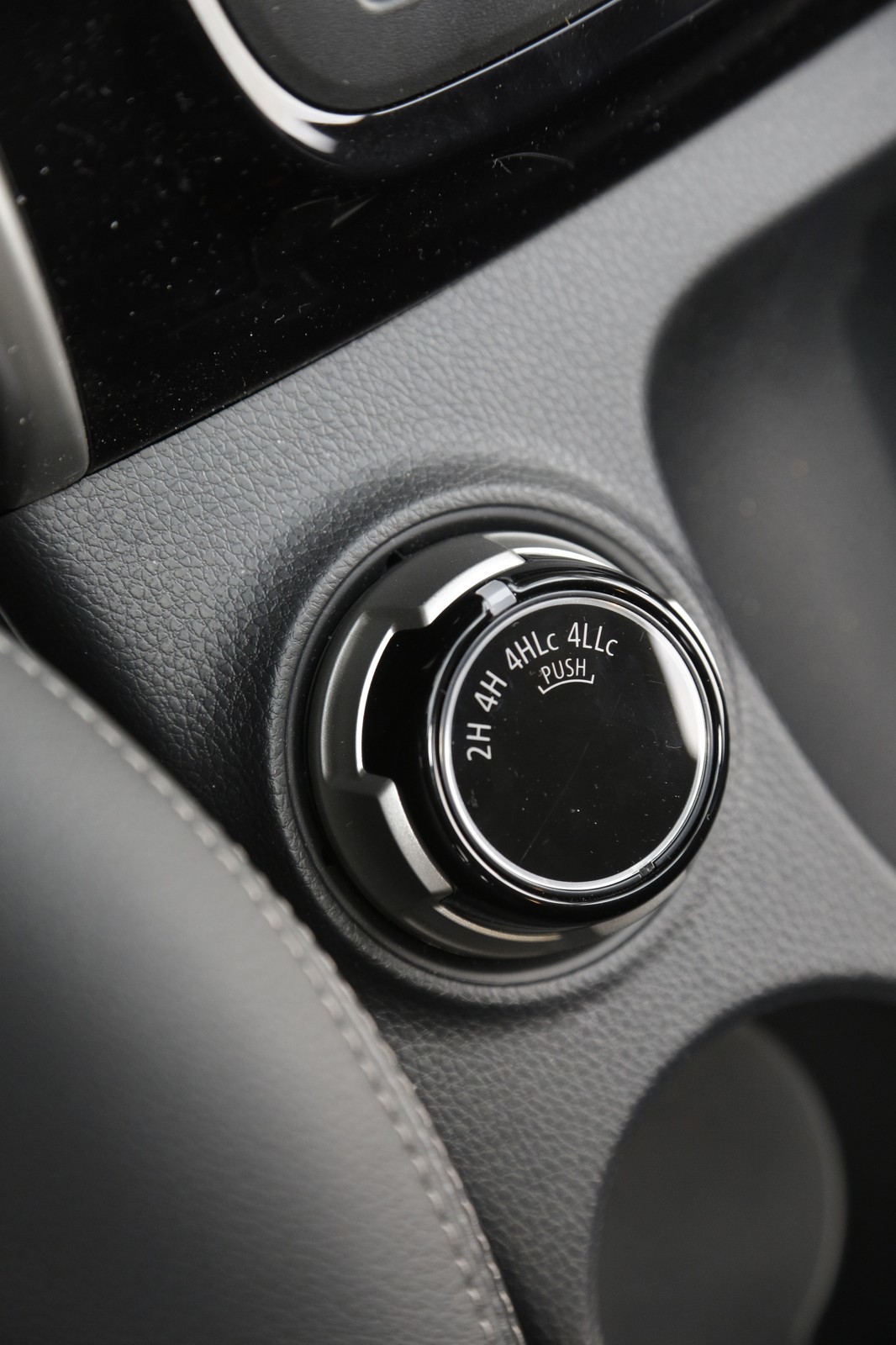 Pokrętło wyboru napędu (zmiana możliwa do prędkości 100 km/h)