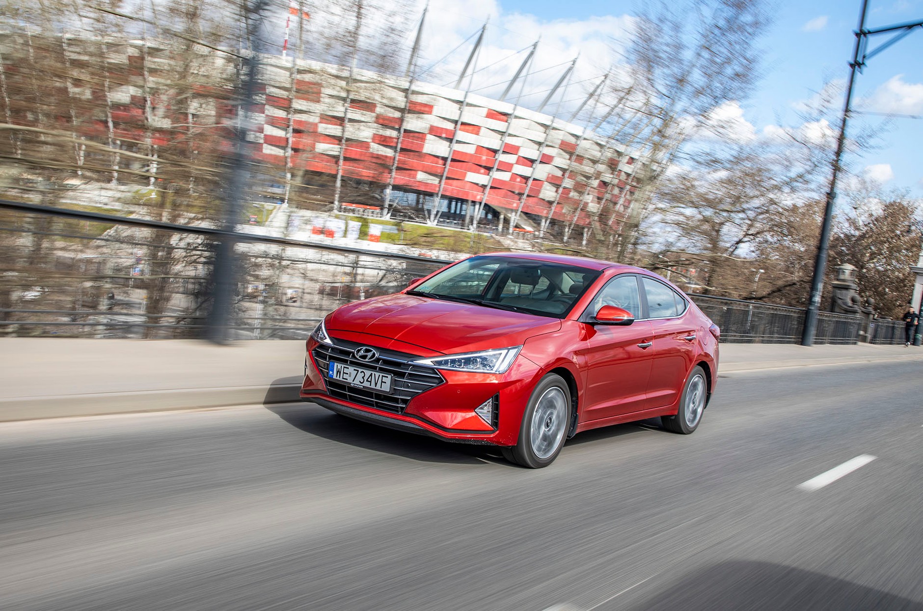 Hyundai Elantra 1.6 MPI 6AT - sedan w stylu azjatyckim