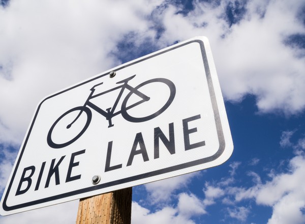 Ścieżki dla rowerów i chodniki są "wrogie" dla samochodów, więc nie będą ich budować