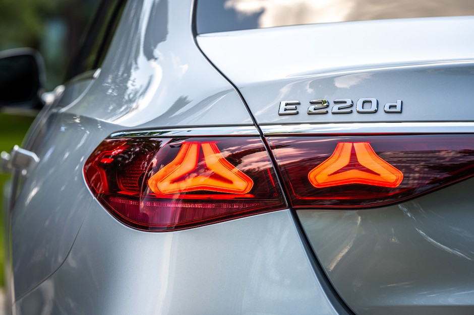 Mercedes E 220 d. Tylne światła w kształcie gwiazdy