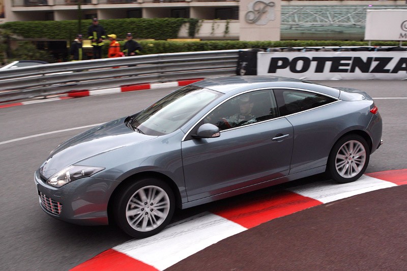 Paryż 2008: Renault Laguna Coupe w centrum zainteresowania