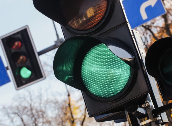 Czwarte światło na skrzyżowaniach. Komu potrzebny jest biały sygnalizator