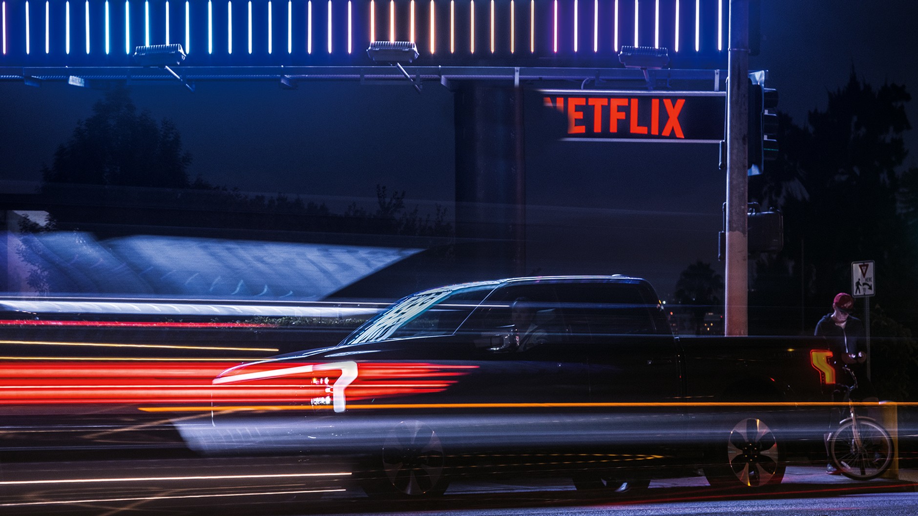 Ford F-150 Lightning po zachodzie słońca na Sunset Strip