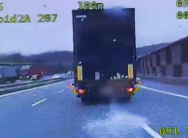 Tafla lodu spadła z samochodu na drogę. Jechał radiowóz, za ten lód wpadło 3000 zł mandatu