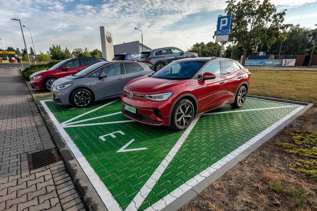 Zaparkował przed zepsutą ładowarką, odholowali mu auto i kazali zapłacić 2 tys. zł. Sąd wydał wyrok
