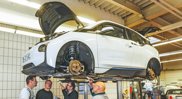 Używane auto elektryczne. Czy da się już coś kupić w rozsądnej cenie?