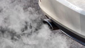 Polacy wciąż preferują samochody spalinowe. Tylko 4 proc. woli auto elektryczne