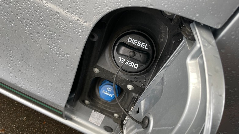 Korek wlewu paliwa z dużym napisem "diesel"