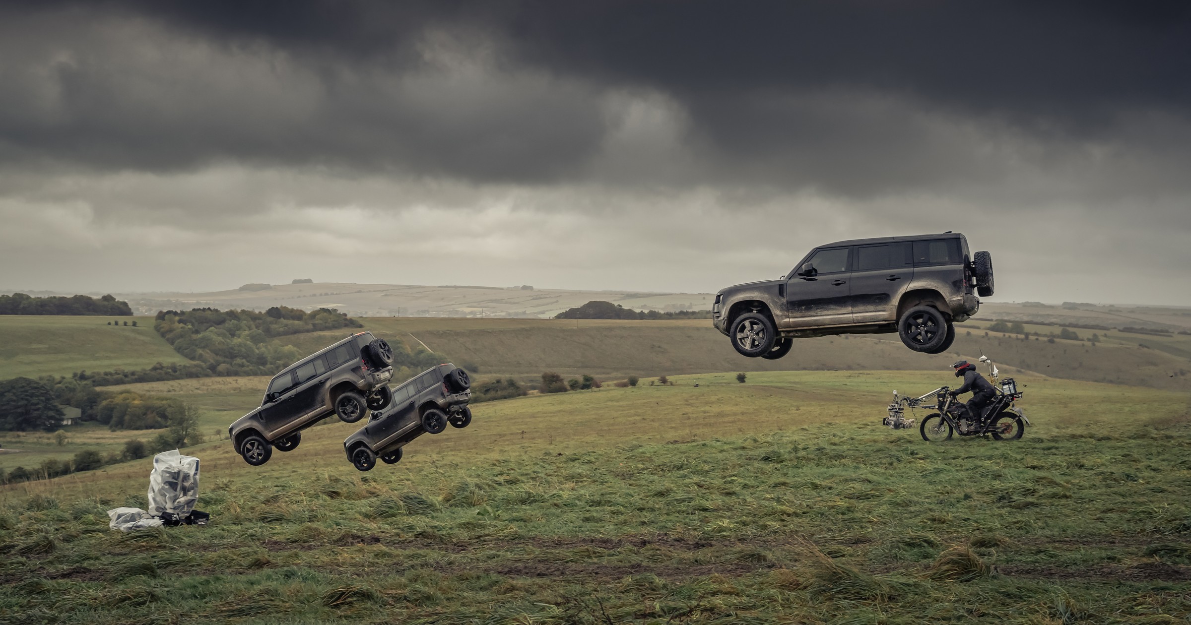 Nowy Land Rover Defender w filmie „Nie czas umierać”
