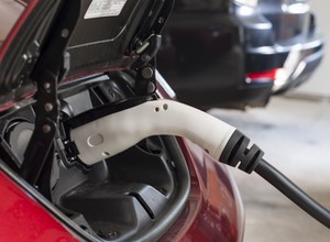 Nie wjedziesz elektrykiem do garażu? Jest bardziej niebezpieczne niż auto z LPG