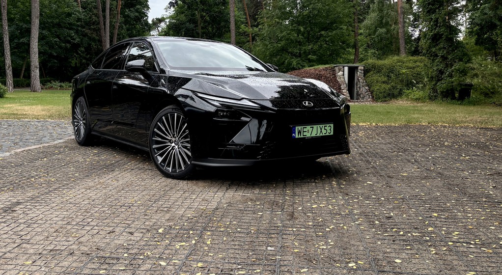 Nowy Lexus ES jest dostępny jako hybryda albo jako elektryk