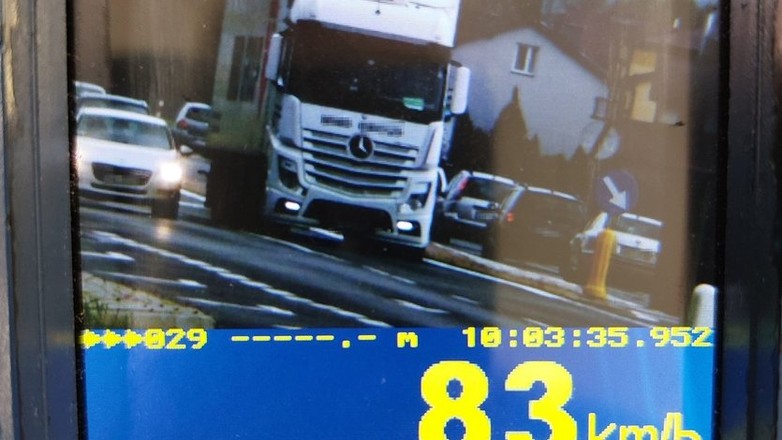 Policjanci przyłapali kierowcę tira