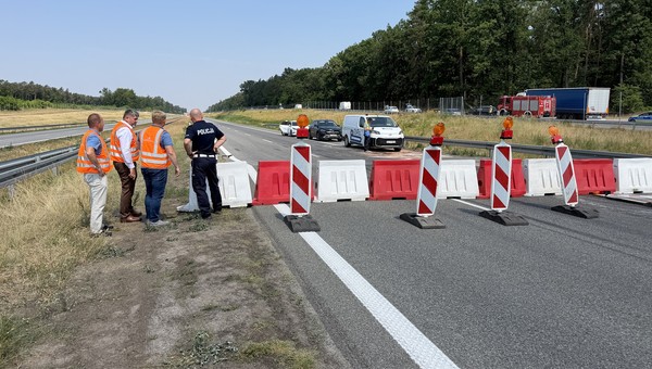 Droga S17 zamknięta z powodu niebezpiecznego uszkodzenia