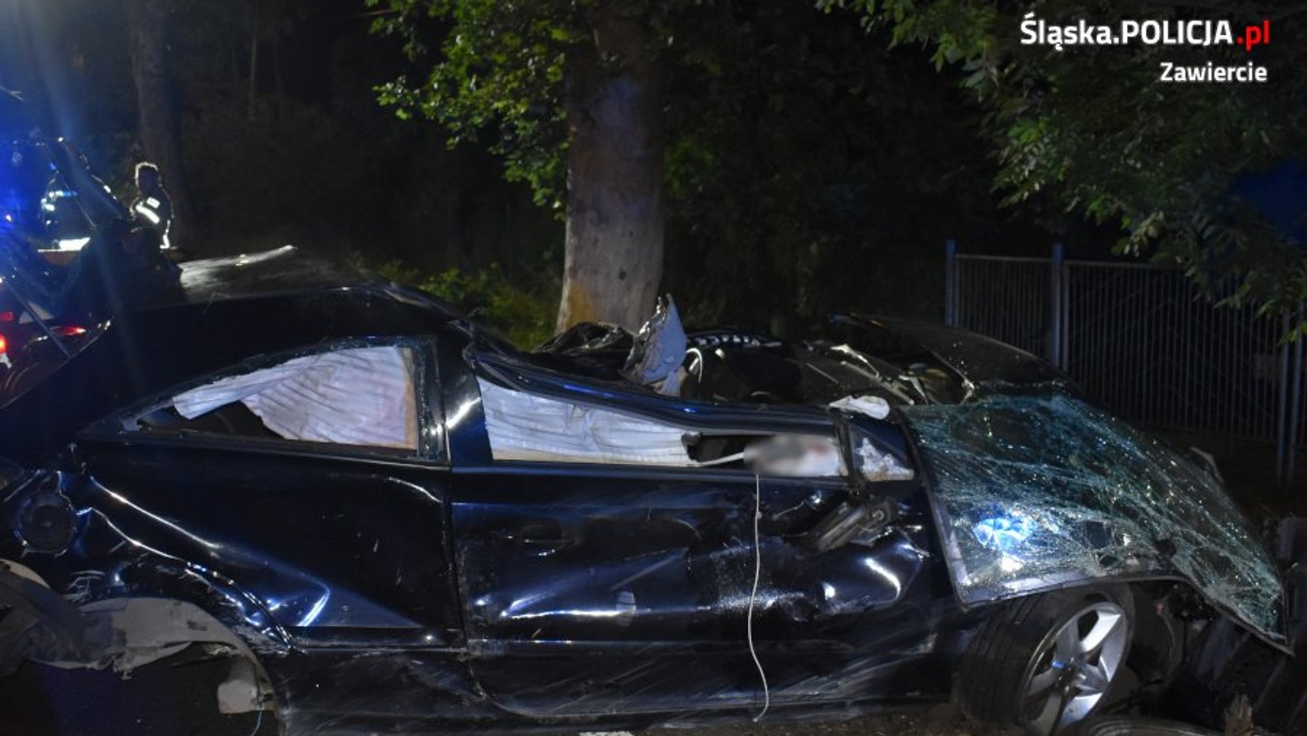 Opel "dachował" w Biskupicach. Pasażerowie zostali uwięzieni