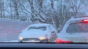 Sypnęło śniegiem, sypią się mandaty! Czy można dostać 3 tys. zł mandatu za śnieg na aucie?