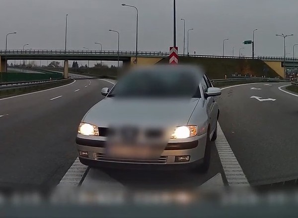 Chciał wjechać pod prąd na trasę S7. Zatrzymał go instruktor nauki jazdy [Nagranie]