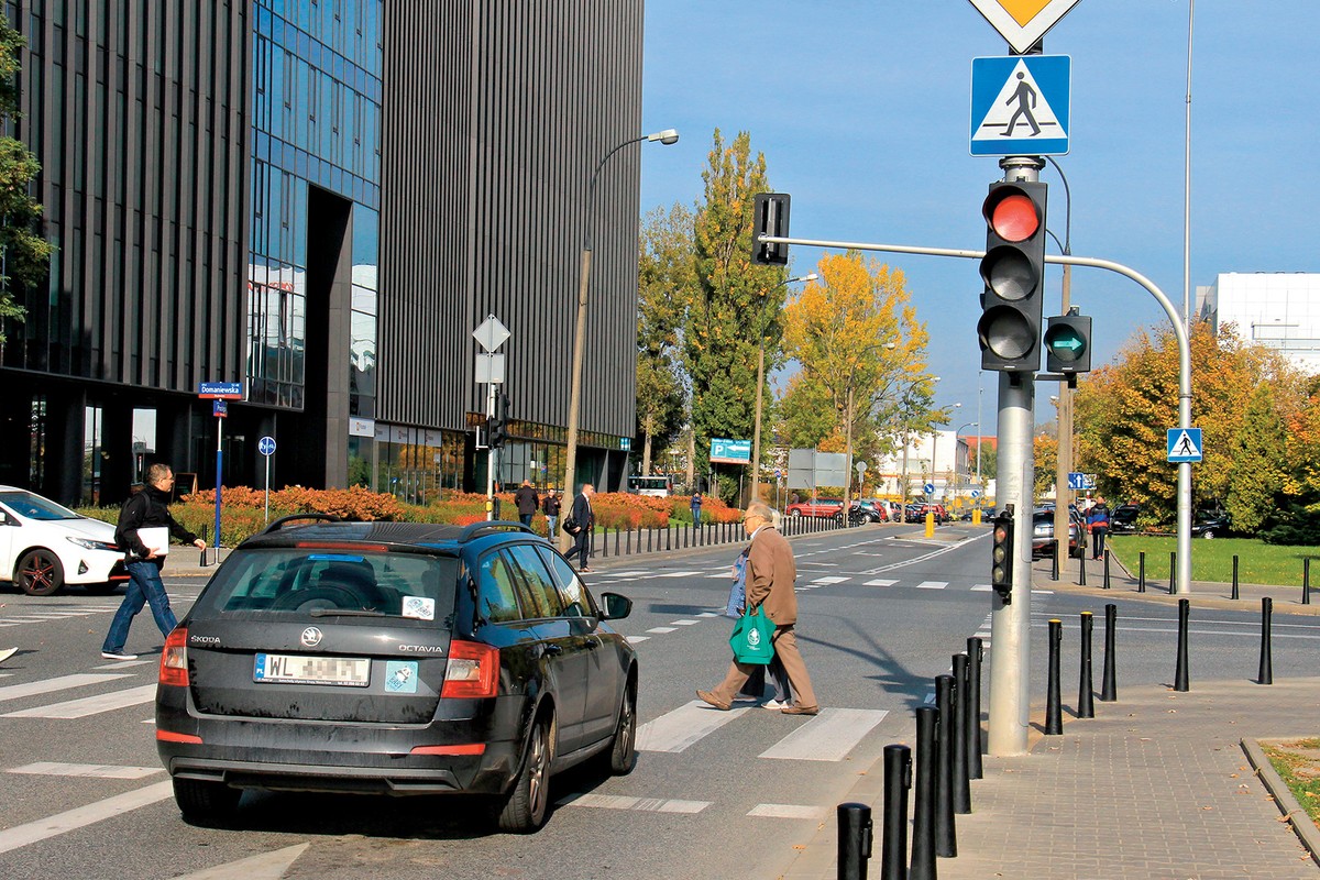 Znowu ktoś mnie strąbił, bo zatrzymałem się na czerwonym. Przez takich znikają strzałki