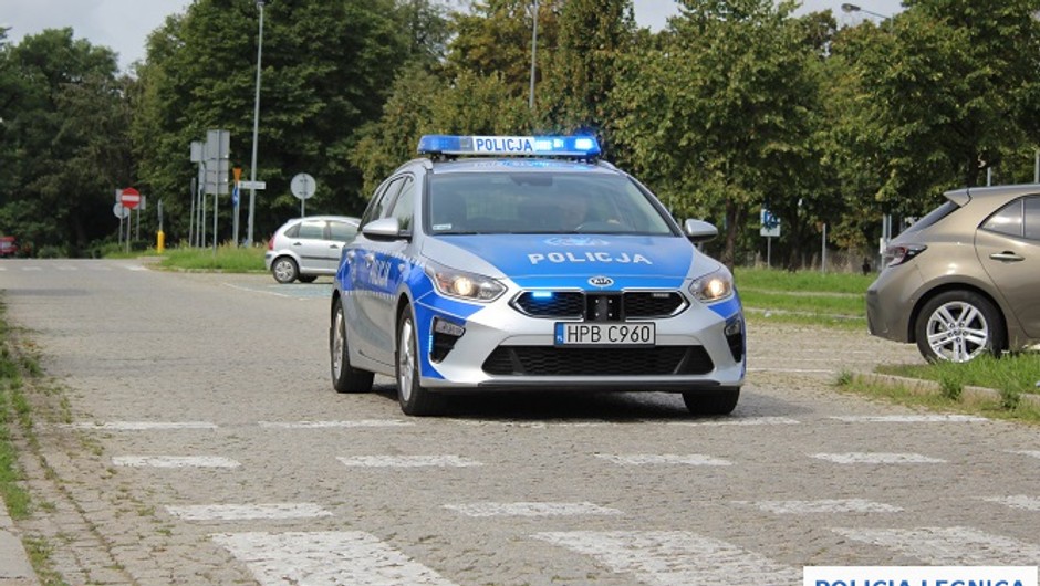 Obraz pochodzący z serwisu https://legnica.policja.gov.pl/dle/aktualnosci/bieza/118543,Poscig-na-terenie-gminy-Legnickie-Pole-Kierowca-poszukiwany-i-z-sadowym-zakazem-.html