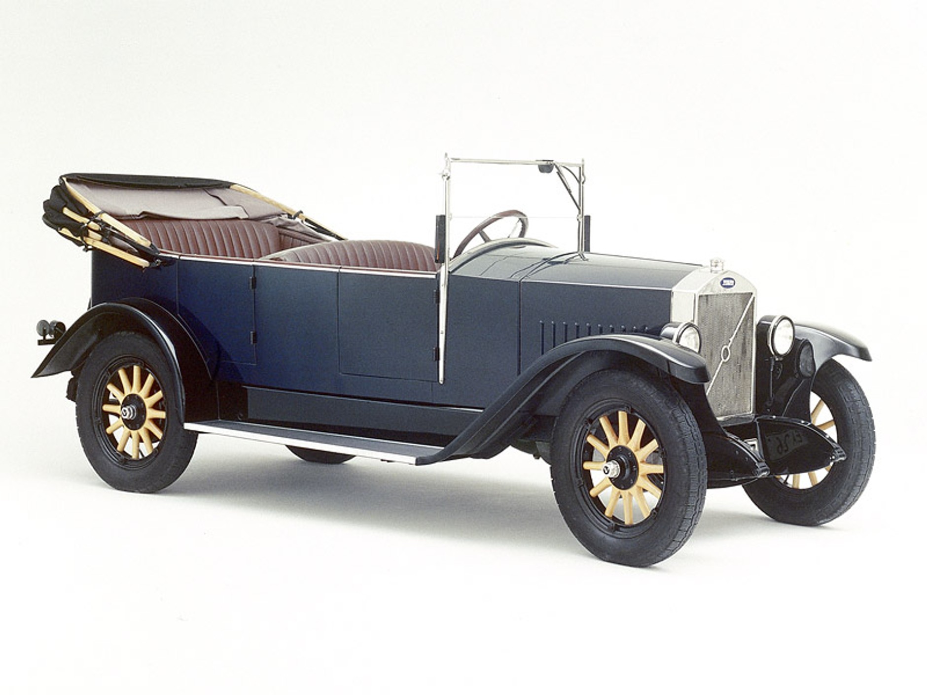 Volvo świętuje 80 lat od przedstawienia pierwszego modelu